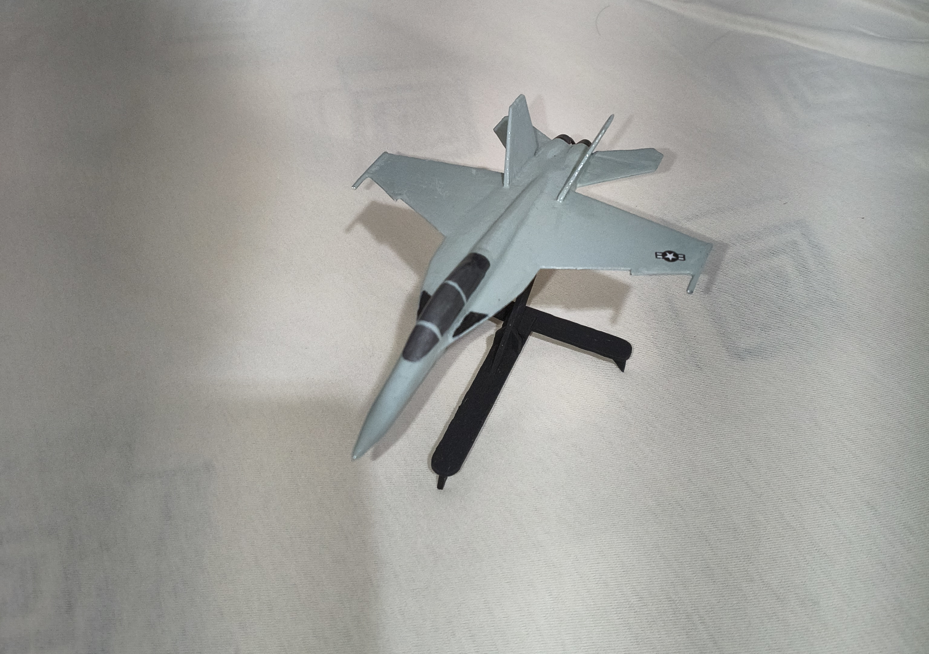 ماکت هواپیمای FA-18  برند طرح پلاست مدل FA-18 زیبا و با ظرافت